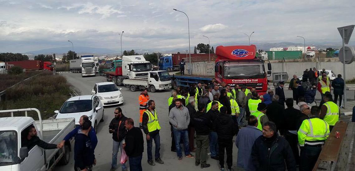 Ένταση στο Λιμάνι Λεμεσού – Έκλεισαν τις πύλες οι οδηγοί φορτηγών – Απειλούν με πιο δραστικά μέτρα – Pics&Vid